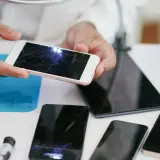 Wypalony ekran w telefonie: Czy da się go uratować? Koszty naprawy