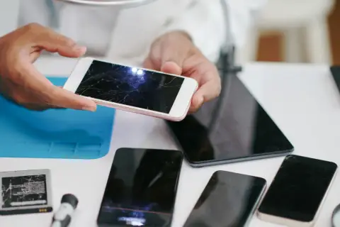 Wypalony ekran w telefonie: Czy da się go uratować? Koszty naprawy