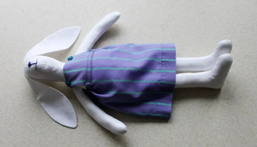 Uszyj sukienkę dla królika Tilda: poradnik DIY + darmowy wykrój!