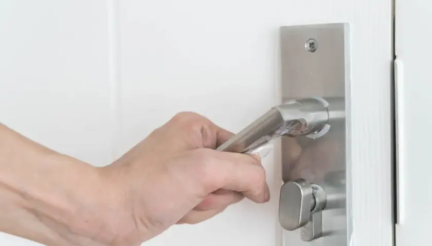 Jak naprawić zamek w drzwiach? Poradnik DIY i kiedy dzwonić po ślusarza