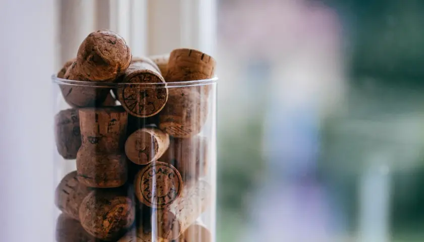 Korki po winie i nakrętki: Kreatywne pomysły DIY dla każdego!