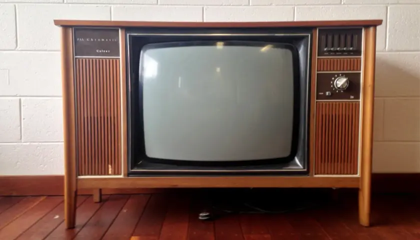 Co zrobić ze starym telewizorem? Utylizacja, sprzedaż, DIY i więcej