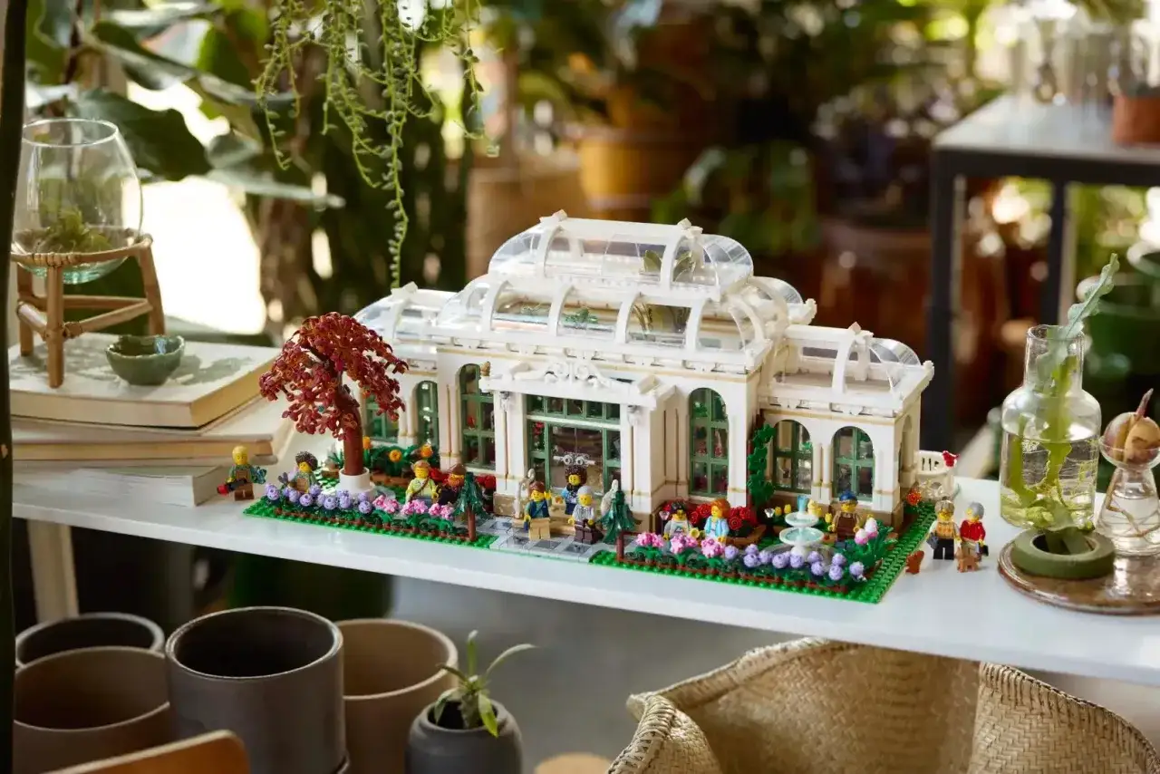 Jak zbudować dom z klocków LEGO? Instrukcja przedstawia piękny ogród botaniczny z ludzikami LEGO, idealny do zabawy.